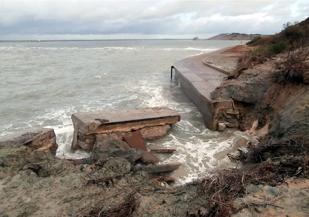 Totland 'sea defences' Nov 2013 - Isle of Wight council