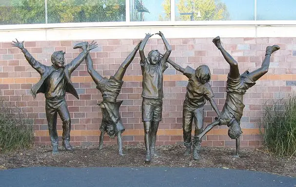 Children playing statue: