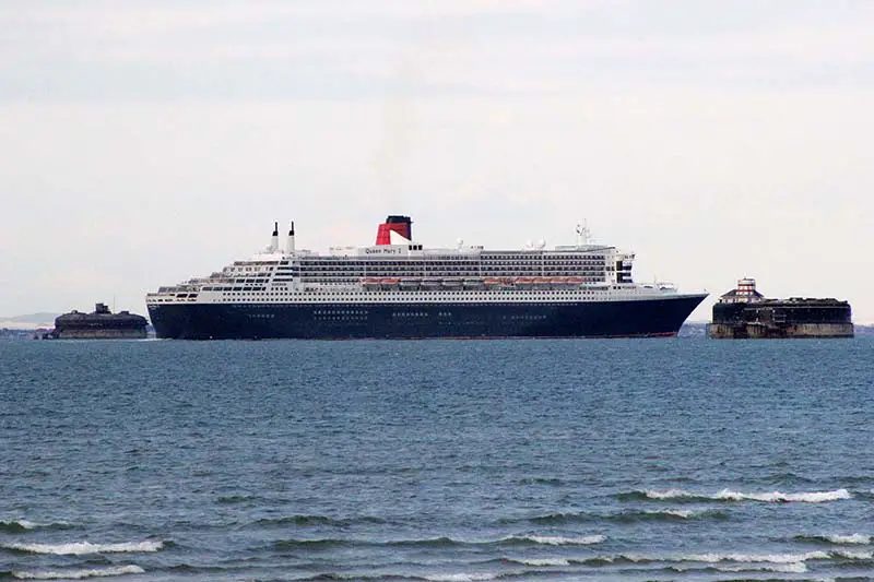 Queen Mary II by Graham Reading