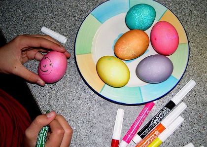 Decorating easter eggs: