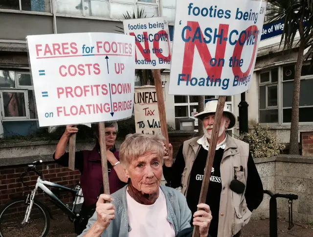 Floating bridge protest at county hall