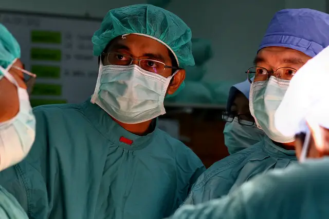 surgeons consulting