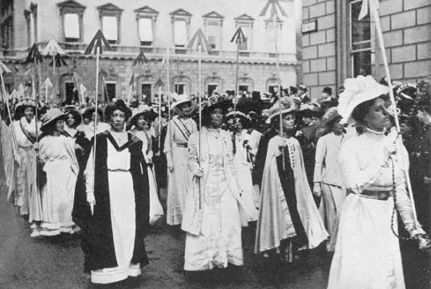 suffragists carrying arrows to denote prison status