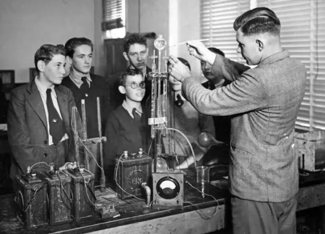 Industrial_High_School,_Science_Class,_Demonstration_of_an_electrolysis_rig,_April_1951
