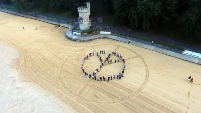 Human peace sign by Darren Vaughan <a href="http://wig.ht/2ex2" title="WightDrone">WightDrone</a>