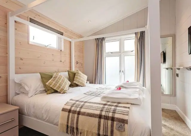 Lodge bedroom at Woodside Bay Lodge Retreat