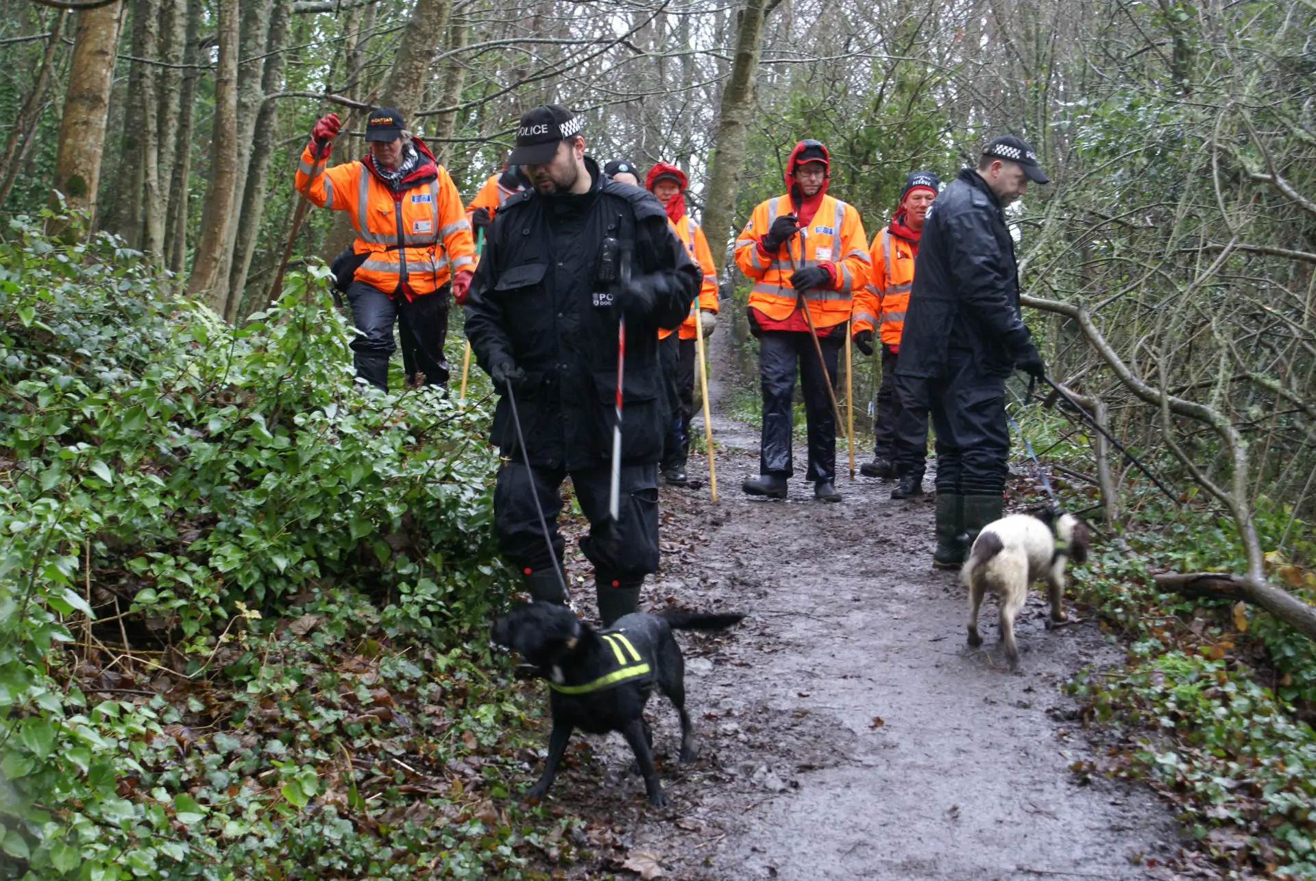 Police and Wight SARS on path starting search for Robbie Gibson - 17 Jan 2017