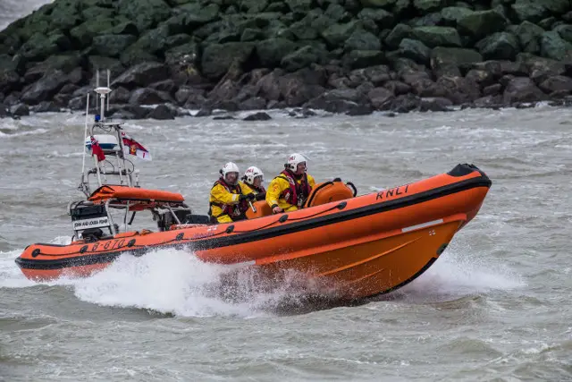 Cowes lifeboat returning with lifering-