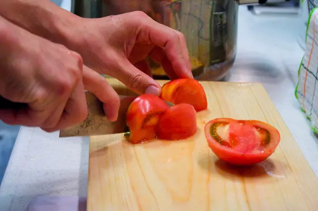 cutting tomatoes