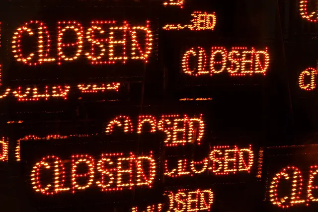 open closed neon