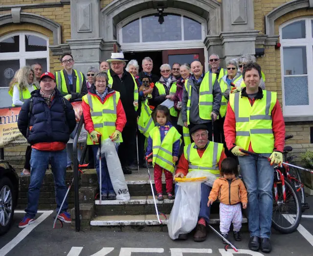  Residents on the Great British Spring Clean litter pick 