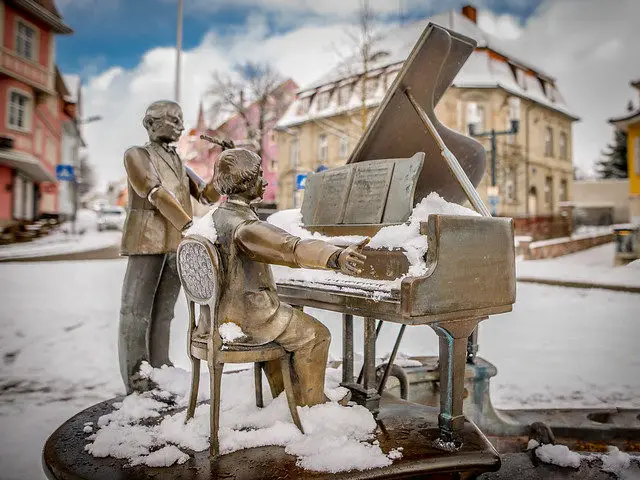 sculpture of musicians in the snow
