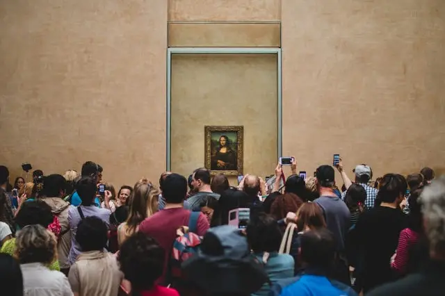 Crowds of people looking at the Mona Lisa painting