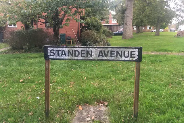 standen avenue road sign