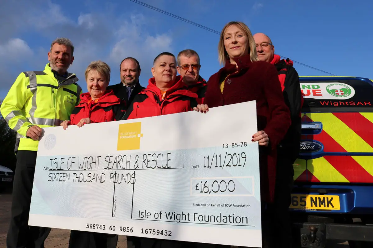 Steve Ambrose (left) and IW Foundation co-ordinator Samantha O' Rourke (right), presenting the cheque to WightSAR volunteers