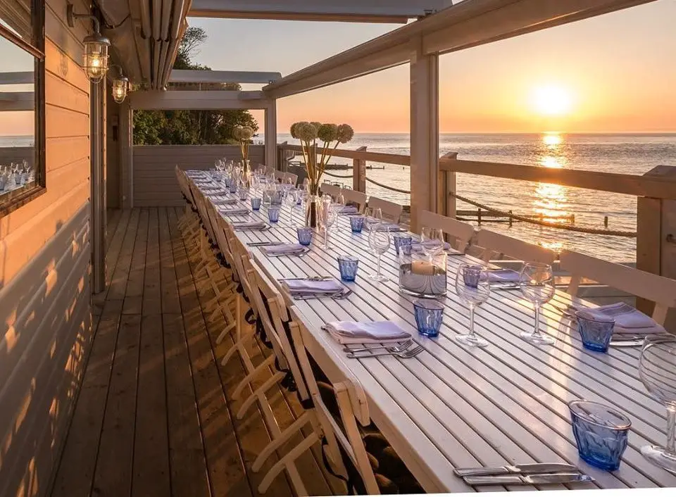 The Hut restaurant overlooking the sea