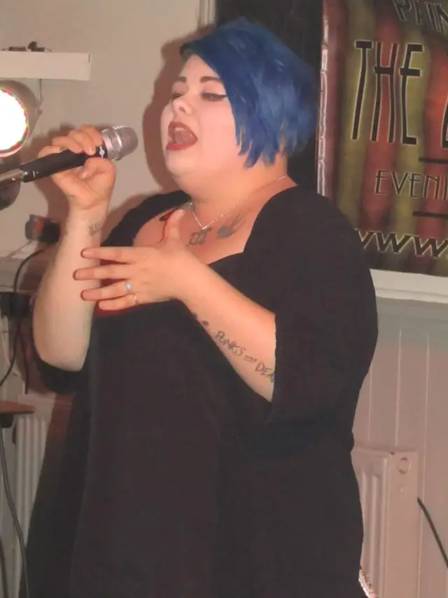 Alisha Bleue performing