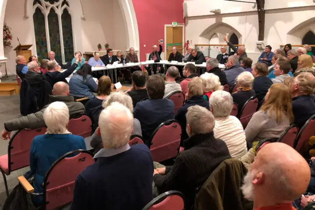 Ryde Town Council meeting - voting in favour of no confidence
