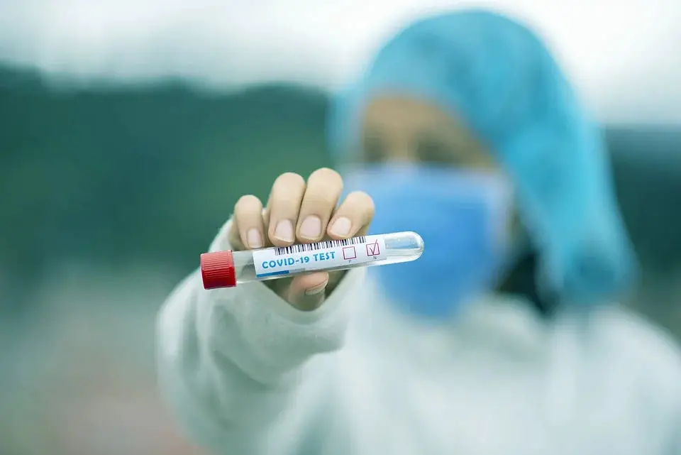 Person holding a Covid-19 test tube