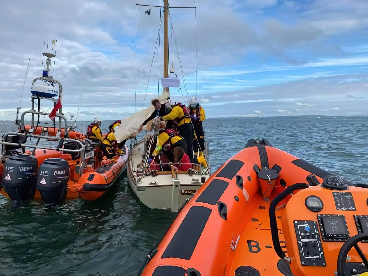 Cowes RNLI assisting a yacht during