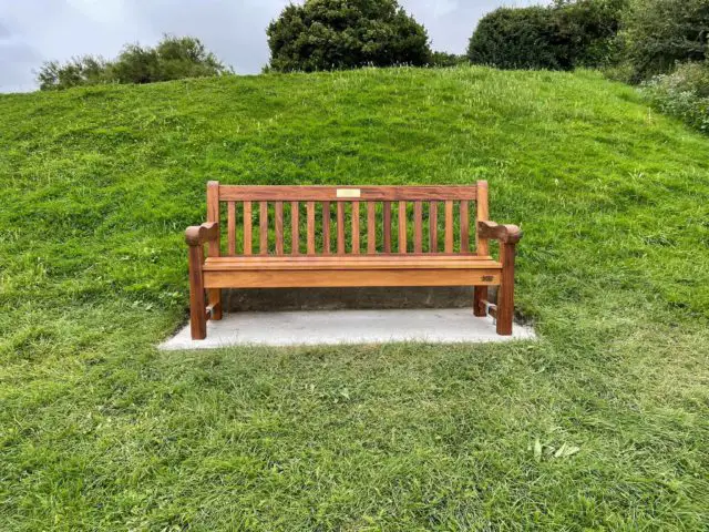 Bench on green at Kings Bay Road © Steph Toogood