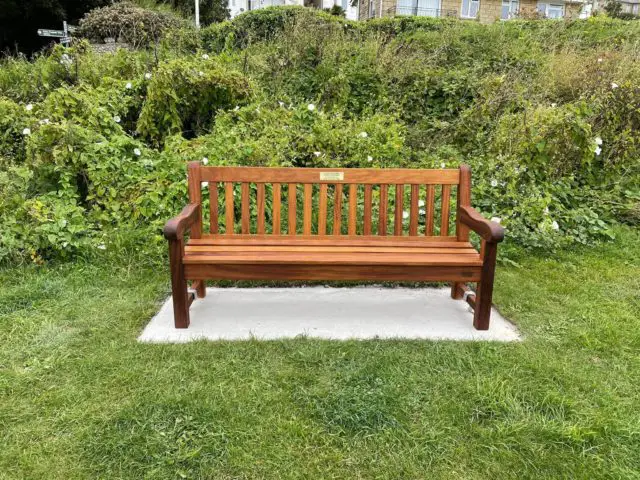 Memorial bench on the East Cliff  © Steph Toogood