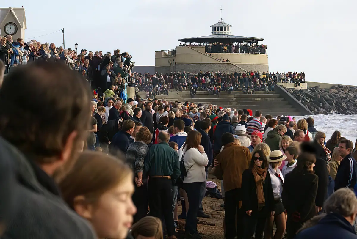 Hundreds of people gathered on the seafront for the Venntor Boxing Day Swim 2007
