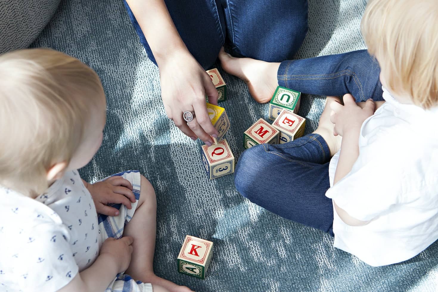 children playing with alphabet blocks