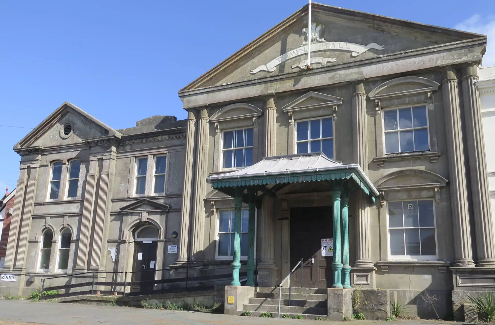 Sandown Town hall exterior (by Paul Coueslant, 25 March 2019)