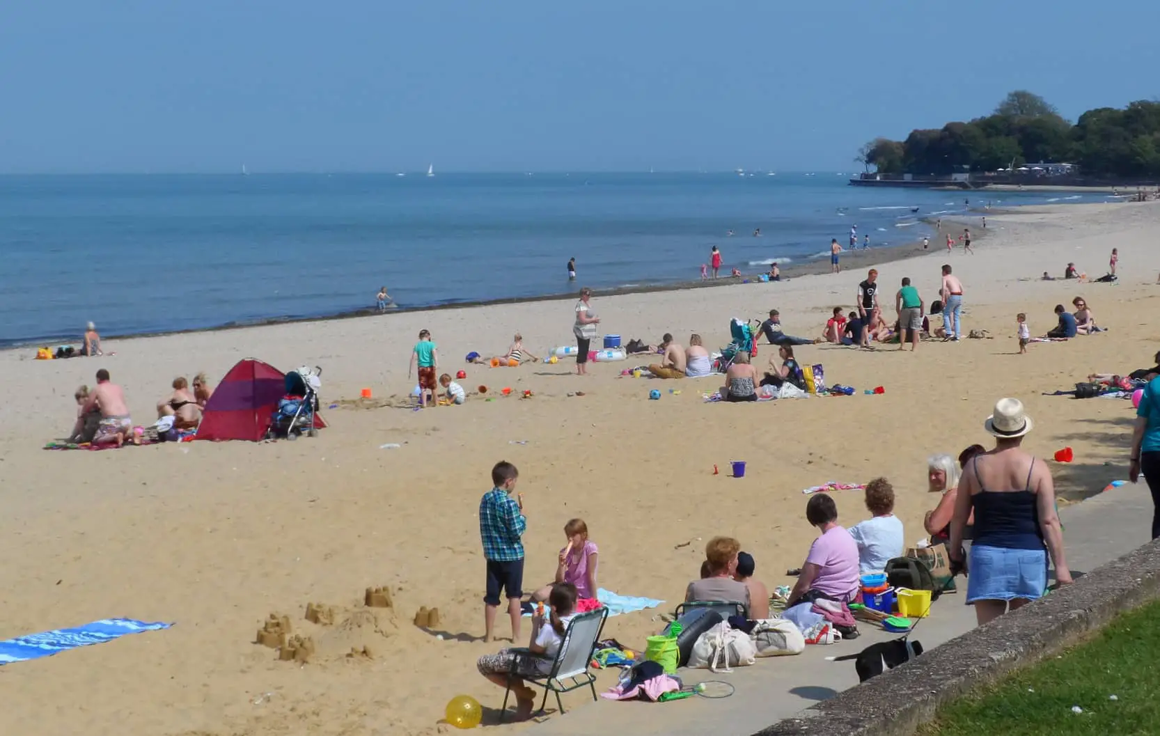 Ryde Beach with lots of beach-goers