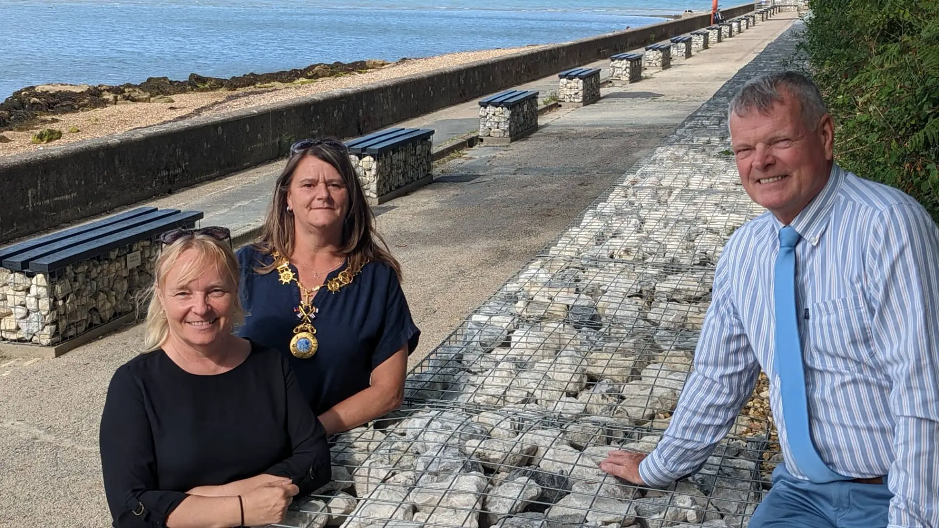 Sharon Lake, Tracey Reardon and Karl Love and the Mayor on East Cowes Esplanade