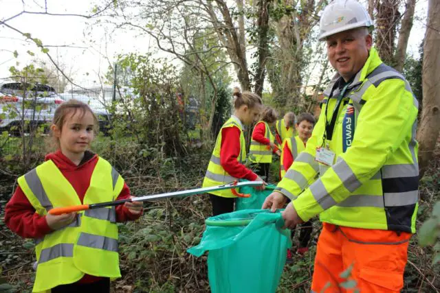 Island Roads help Cowes Primary pupils with litter picking