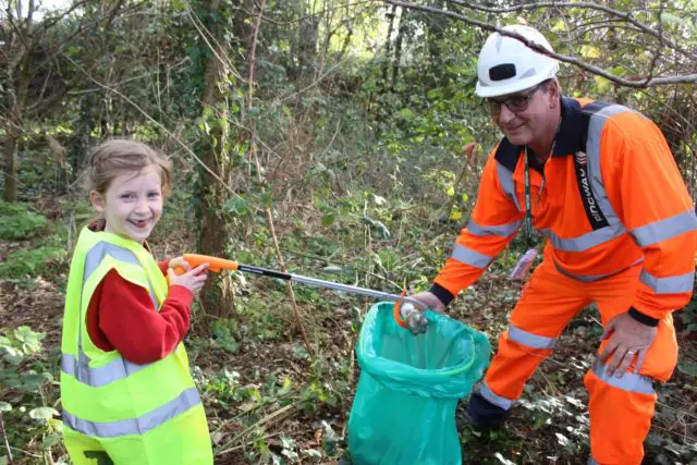Island Roads help Cowes Primary pupils with litter picking