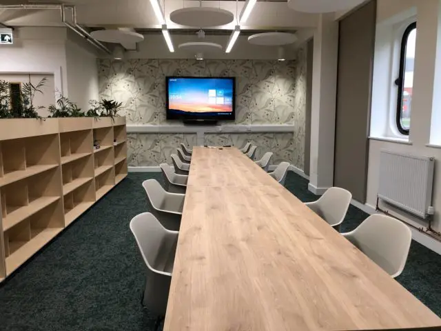 Otwarty stół konferencyjny w przestrzeni coworkingowej