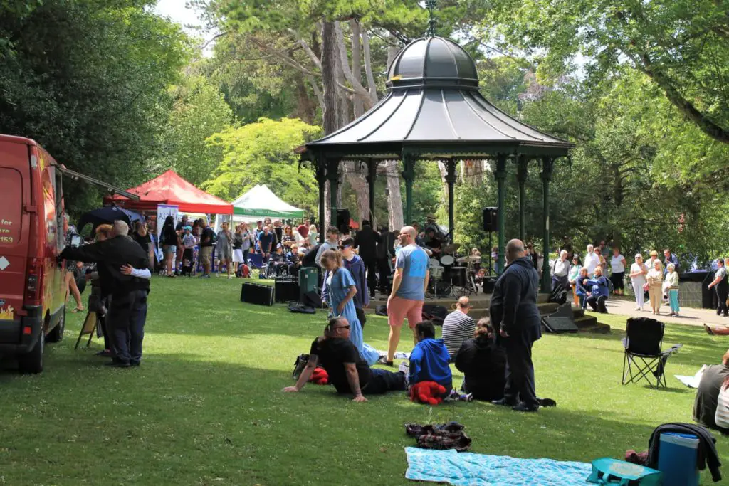 Live performers on the Bandstand