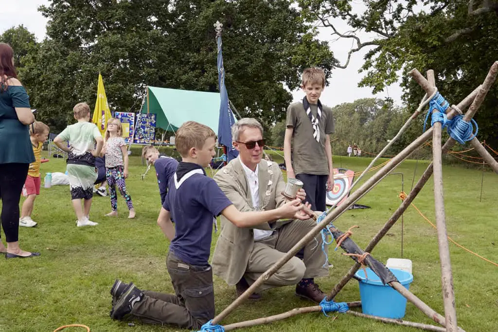 2nd Ryde Sea Scouts instruct Cllr Richard May, Mayor of Ryde how to use a trebuchet © Holly Jolliffe Photography