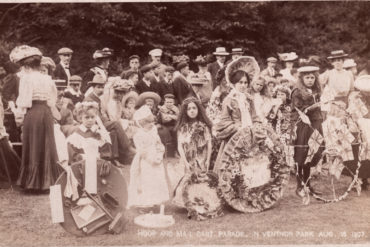 People gathered in Ventnor Park in 1907