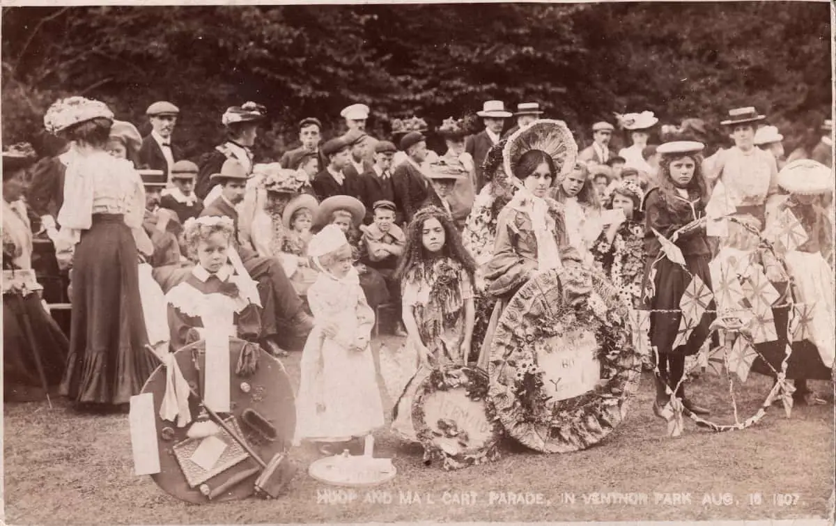 People gathered in Ventnor Park in 1907