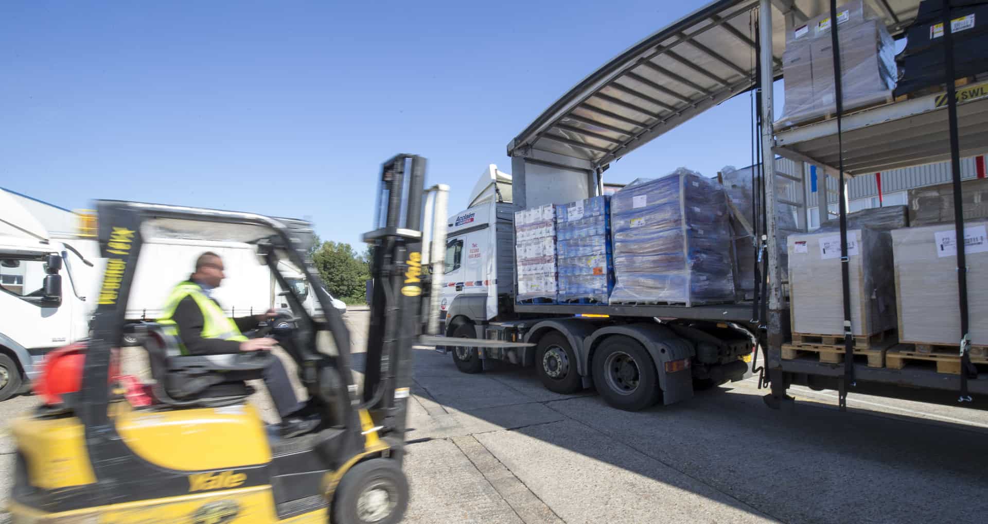 Forklift truck loads lorry