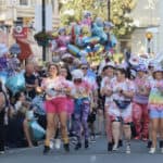 A packed High Street for one of Sandown's 2023 parades © Sandown Carnival