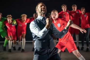 Joseph Fiennes playing Gareth Southgate on stage
