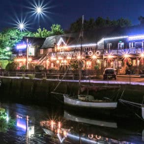 The Bargemans Rest at night