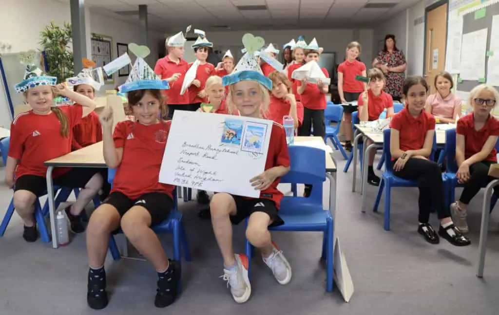 Broadlea Primary School pupils show off their sea-themed hats made from seed-paper © Sandown Carnival