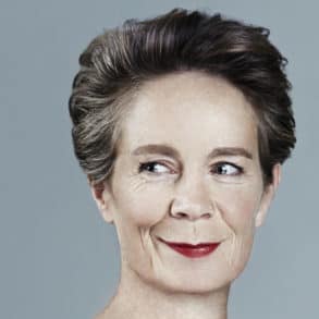 Celia Imrie posing for the portrait