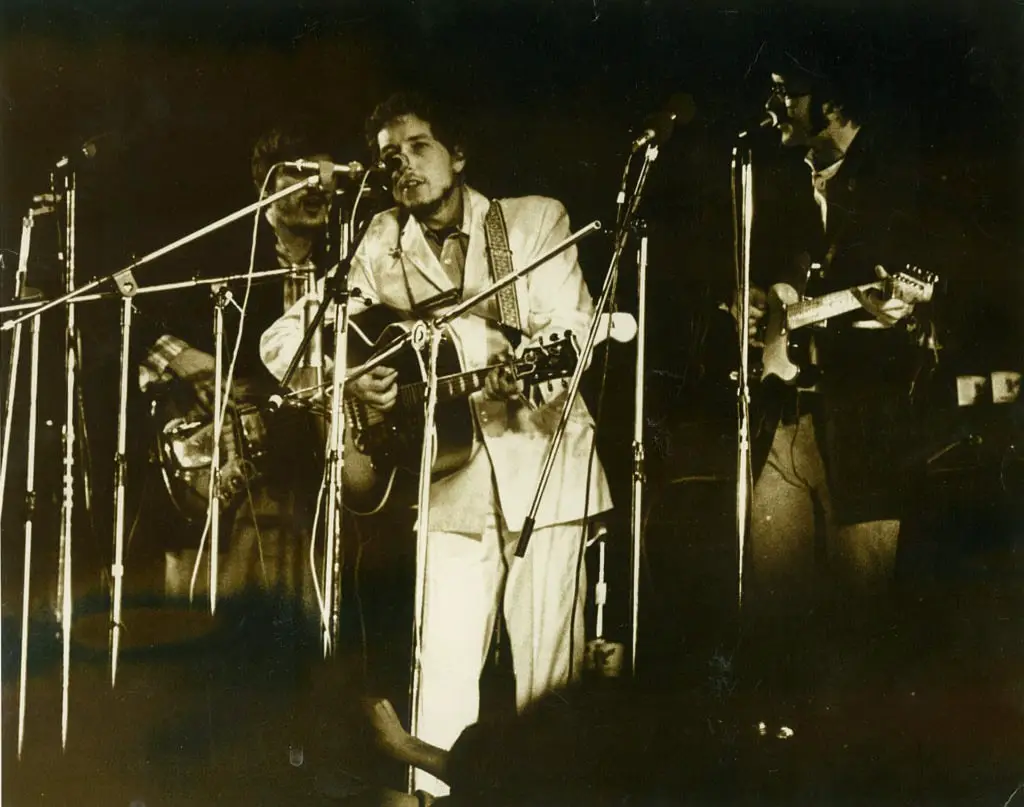 Dylan and Band performing IW festival in 1969