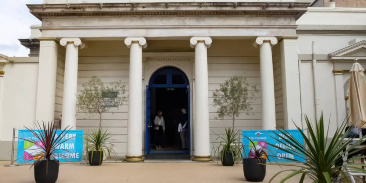 Outside Northwood house with IW literary festival banners-lg