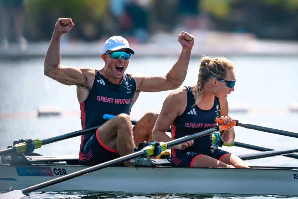 Rowers Sam and Annie in their boat