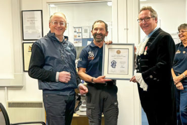 high_ heriff presents inaugural maritime volunteers award to cowes rnli station