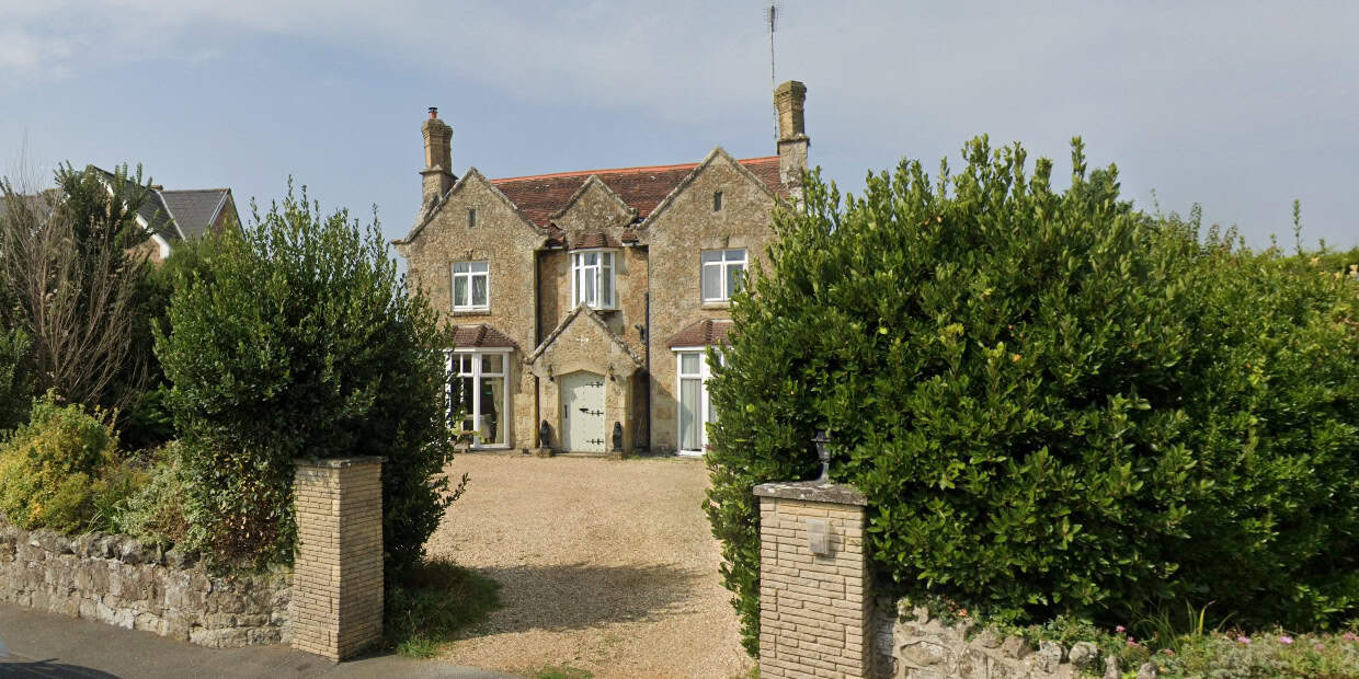 The outside of Knights Rest Guesthouse