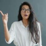 asian woman in white blouse having a lightbulb moment